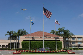 Отель Airtel Plaza Hotel  San Fernando Valley